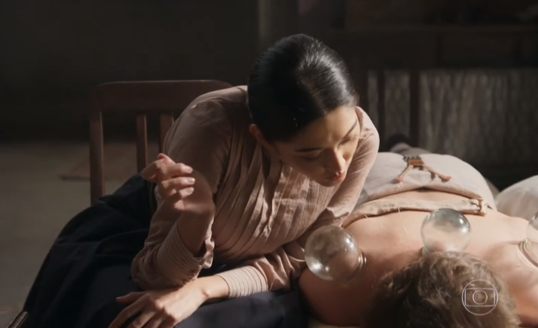Mariko fazendo acupuntura em Camilo em Orgulho e Paixão (Foto: Reprodução)