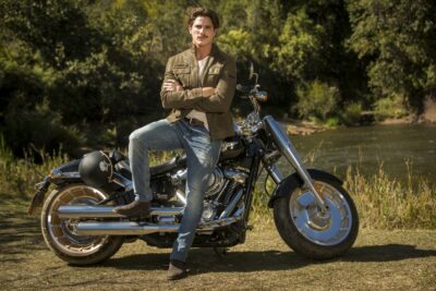 Mauro César (Rômulo Neto) e o estilo que vai conquistar o coração de Mariane (Kéfera Buchmann) em Espelho da Vida. (Foto: João Miguel Junior / Globo)
