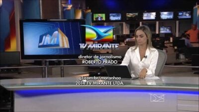 Jornalista encerra o telejornal e é surpreendida (Foto: Reprodução)