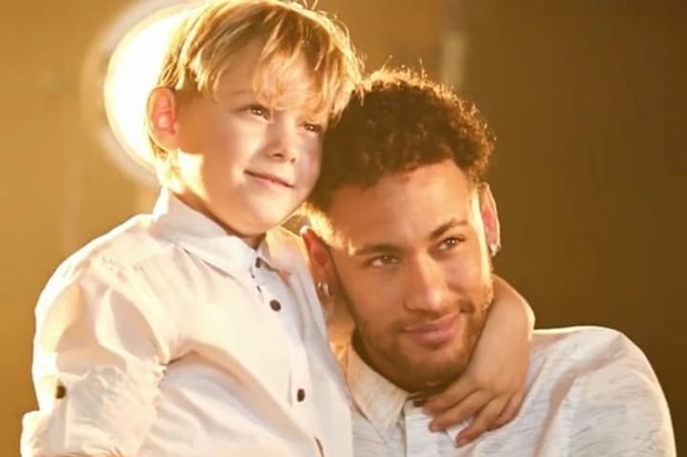 Jogador com o filho Davi Lucca (Foto: Reprodução/C&A)