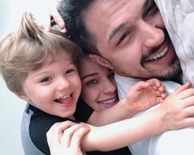 Ator com a mulher e o filho (Foto: Reprodução/Instagram)