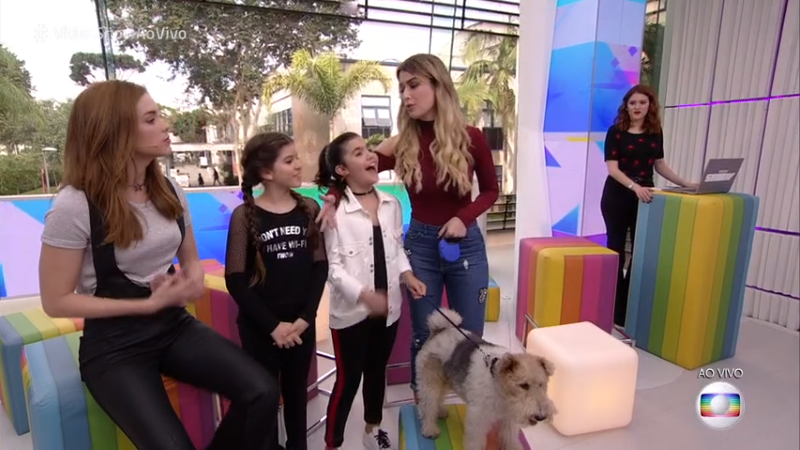 As atrizes mirim Nathalia Rodrigues e Raphaela Alvitos com o cachorro Pirata no Vídeo Show (Foto: Reprodução/Globo)