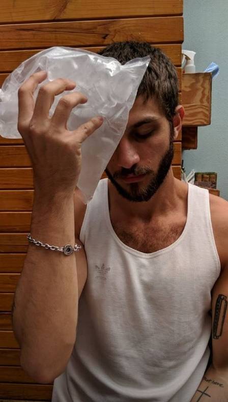 Ator teve que usar o gelo para amenizar as dores (Foto: Reprodução/Instagram)