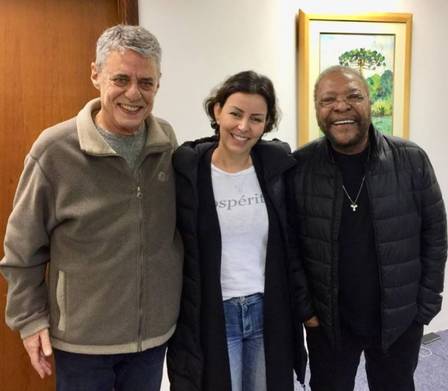 Chico Buaque com Martinho da Vila e Cleo Ferreira, mulher do sambista (Foto: reprodução/ facebook)