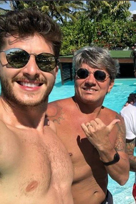Klebber Toledo renova bronze e bebe champanhe com amigos antes de casório Foto: reprodução/instagram