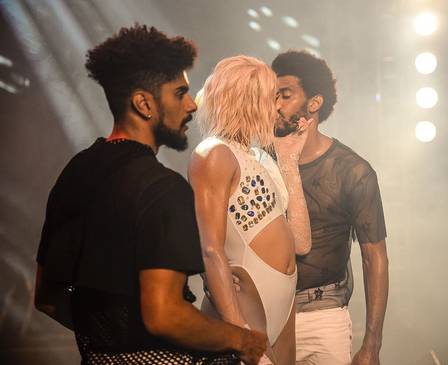 Pabllo Vittar beija bailarino no palco (Foto: Fernanda Tine/ reprodução/ instagram)