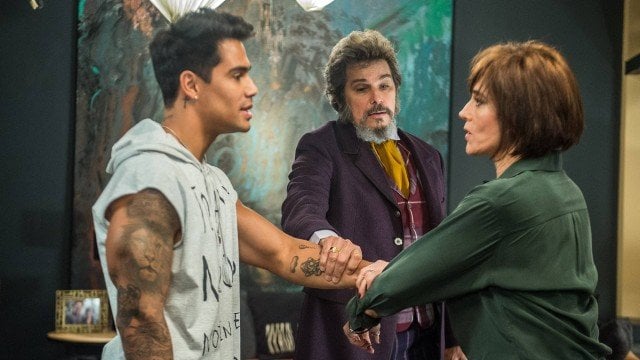 Dom Sabino protegerá Carmen de Lalá, em O Tempo Não Para (Foto: Raquel Cunha/Rede Globo/Divulgação)