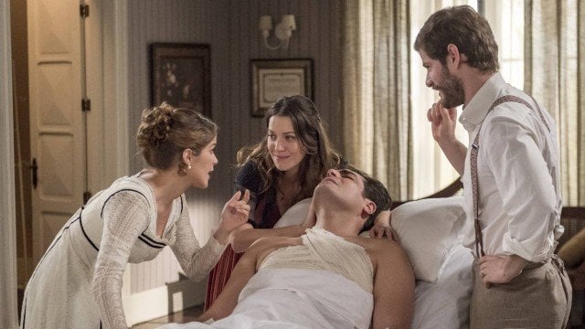 Elisabeta, Charlotte e Camilo no leito de Darcy, em Orgulho e Paixão (Foto: Paulo Belote/ Globo/ Divulgação)