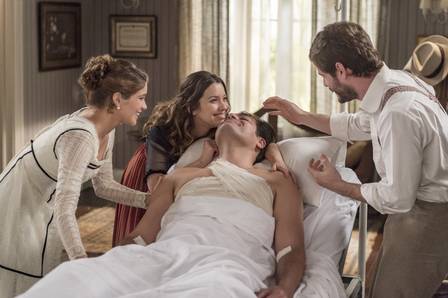 Elisabeta, Charlotte e Camilo no leito de Darcy, em Orgulho e Paixão (Foto: Paulo Belote/ Globo/ Divulgação)