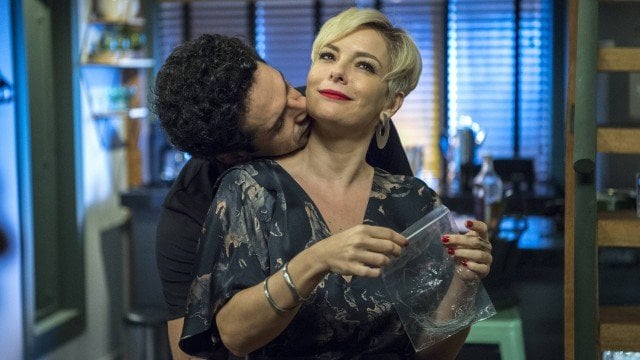 Mariacarla diz que só irá dar a mecha de cabelo se fazer sociedade com Emílio em O Tempo Não Para (Foto: Estevam Avellar/ Globo/ Divulgação)