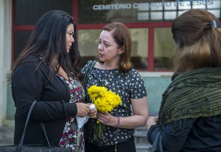 Rosália e Maria Alice no velório com tia Penha, em Malhação (Foto: Raquel Cunha/ Globo/ Divulgação)