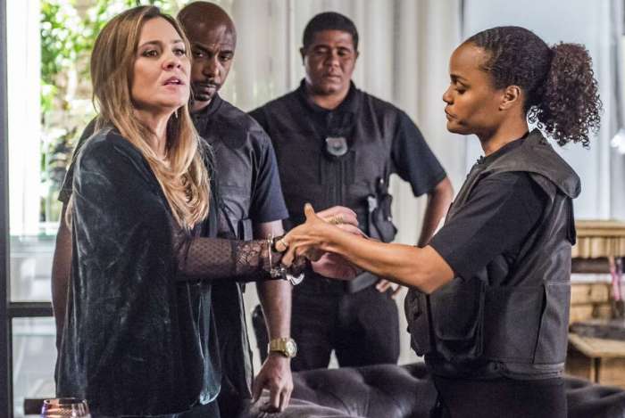 Laureta sendo presa em Segundo Sol (Foto: Divulgação)