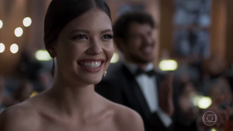 Vitoria Strada (Cris) em cena do primeiro capítulo de Espelho da Vida (Foto: Reprodução/Globo)