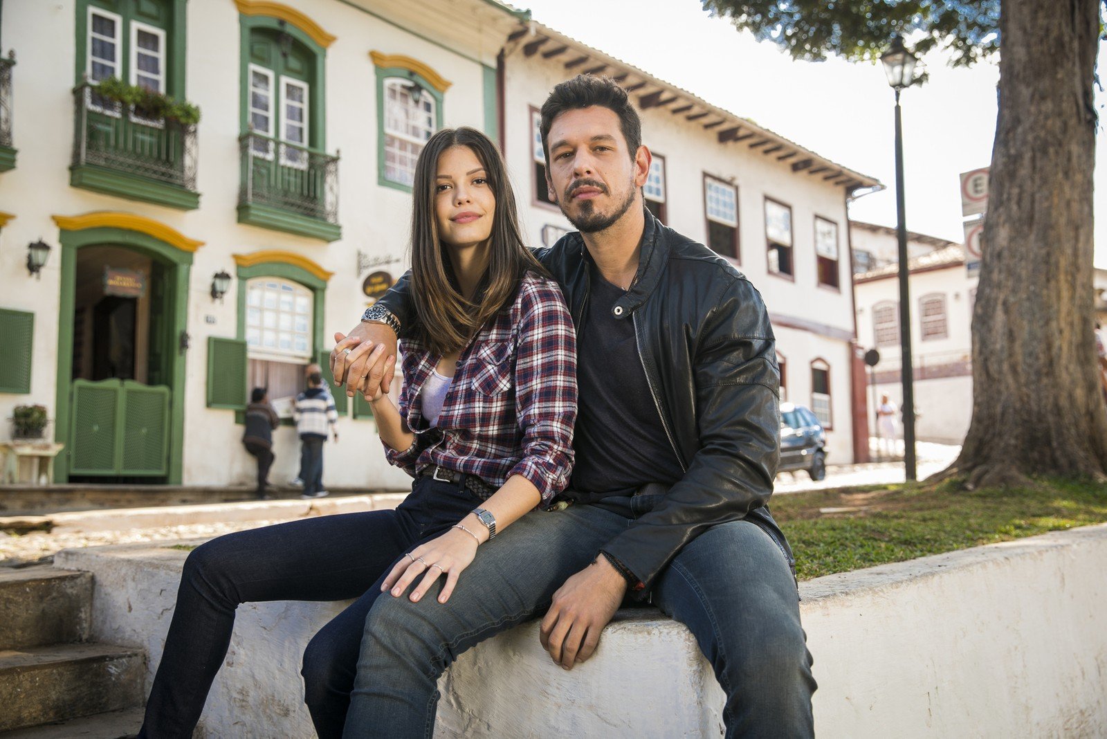 João Vicente de Castro e Vitória Strada caracterizados com seus personagens em Espelho da Vida (Foto: João Miguel Junior / Globo)
