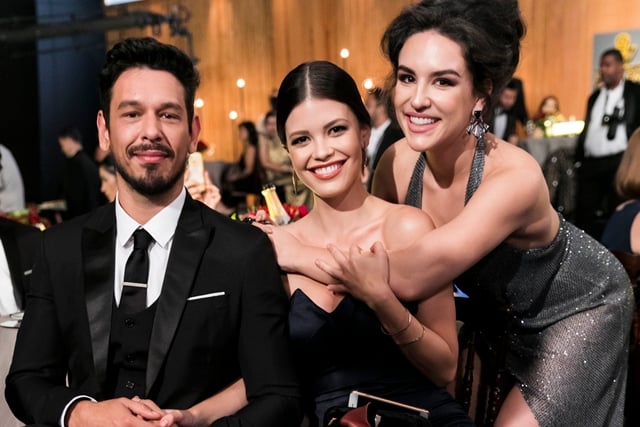 Alain (João Vicente de Castro), Cris (Vitória Strada) e Mariane (Kéfera Buchmann) em Espelho da Vida (Foto: Globo/João Miguel Júnior)