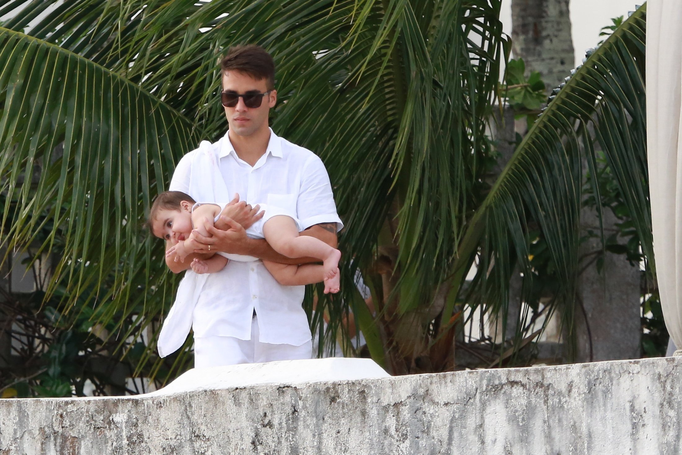 Daniel Cady, marido de Ivete Sangalo, com uma das filhas (Foto: Agnews)