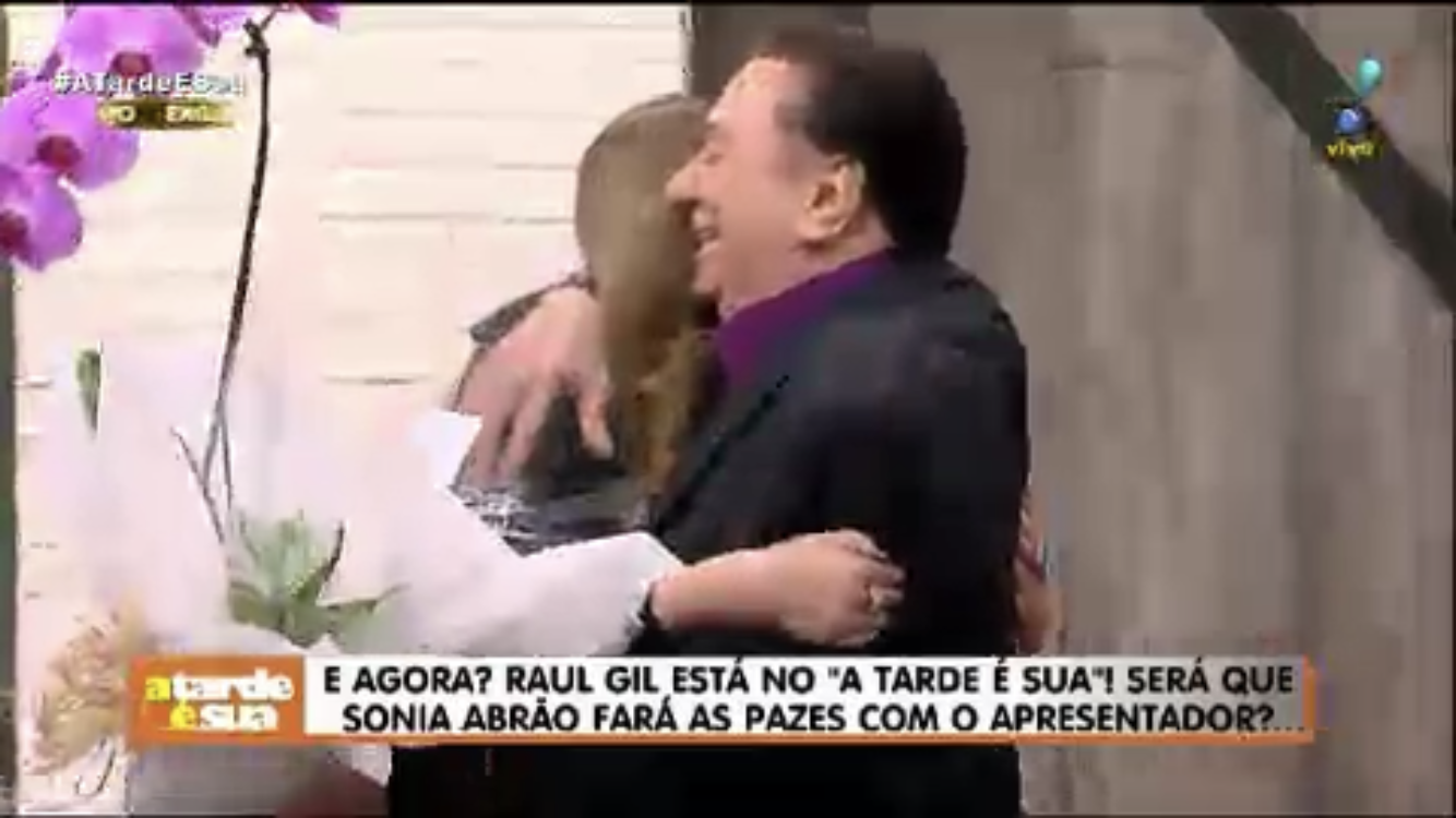 Raul Gil abraça Sonia Abrão ao vivo (Foto: Reprodução)