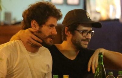 Maurício Destri, ator da Globo, estava com Gil Coelho, ator da Record. (Foto: AgNews)
