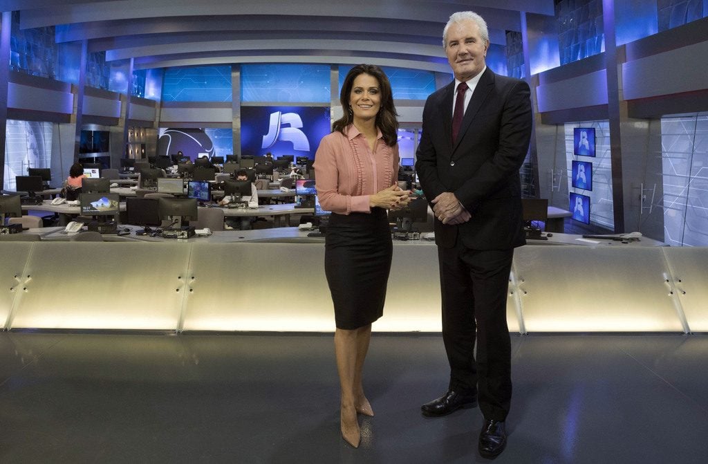 Adriana Araújo e Celso Freitas no novo cenário do Jornal da Record (Foto: Antonio Chahestian/Record)
