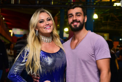 Ellen e seu noivo na escola de samba. Foto - divulgação.