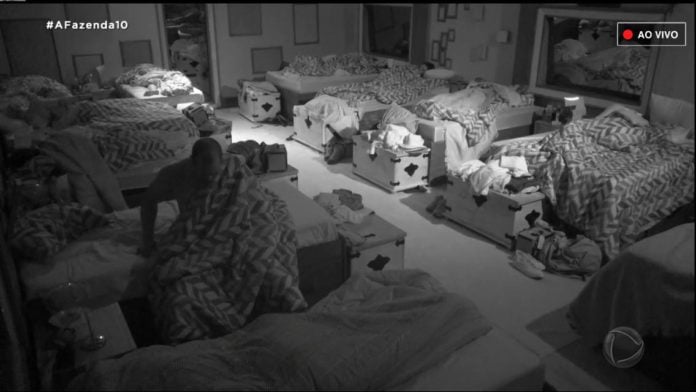 Aloísio Chulapa fez xixi perto da cama na Fazenda 10 (Foto: Reprodução/ Record TV)