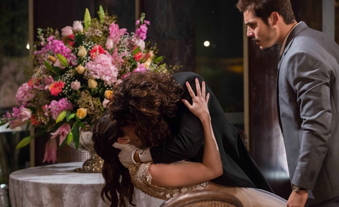 Bento (Bruno Montaleone) rouba beijo de Marocas (Juliana Paiva) em O Tempo Não Para (Foto: Rafael Lima/Globo)