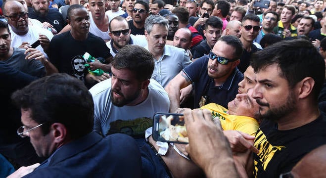 O candidato Jair Bolsonaro é carregado durante evento em Juiz de Fora (MG)