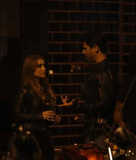 Carla Diaz é flagrada aos beijos com bonitão no Leblon (Foto: Reprodução)