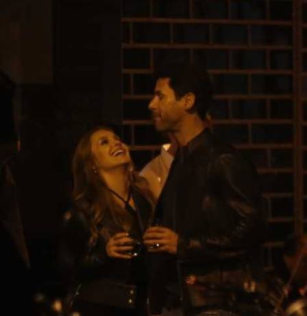 Carla Diaz é flagrada aos beijos com bonitão no Leblon (Foto: Reprodução)