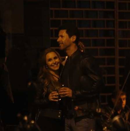 Carla Diaz é flagrada aos beijos com bonitão no Leblon (Foto: Reprodução)
