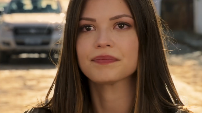 Cris (Vitoria Strada) em cena do primeiro capítulo de Espelho da Vida (Foto: Reprodução/Globo)