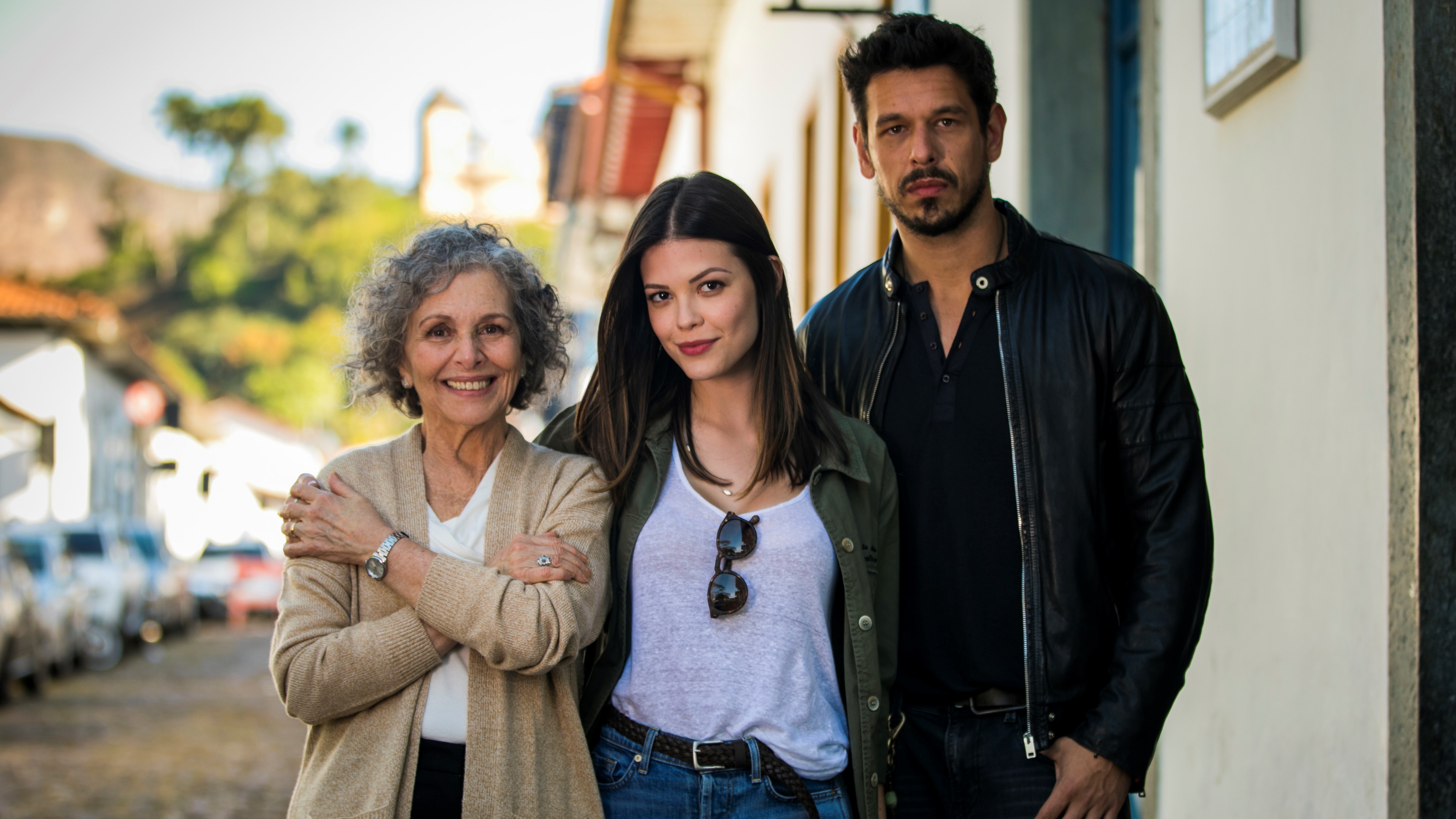Margot (Irene Ravache), Cris (Vitória Strada) e Alain em Espelho da Vida (Foto: Reprodução)