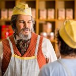 Personagem vira garçom na novela das 7 (Foto: Fabiano Battaglin/Gshow)