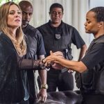 Laureta (Adriana Esteves) é presa em cena de Segundo Sol
(Foto: Globo/Paulo Belote)
