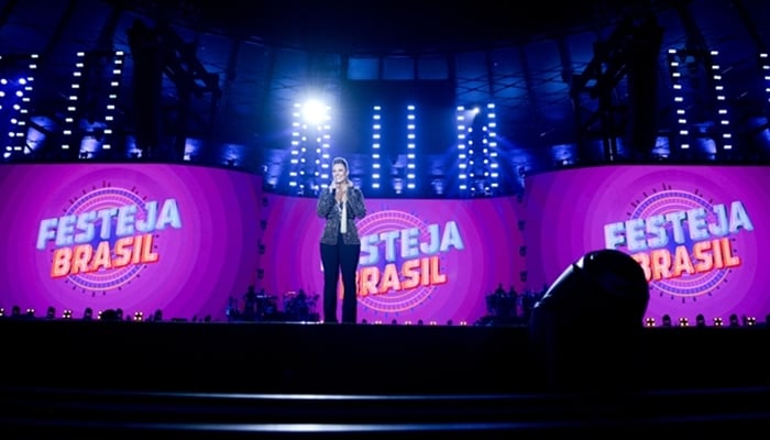 A atriz Paolla Oliveira no comando do Festeja Brasil (Foto: Globo/Nélio Rodrigues)