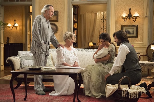 Cecília (Anaju Dorigon) e Rômulo (Marcos Pitombo) com bebê no colo em Orgulho e Paixão (Foto: Globo/Estevam Avellar)