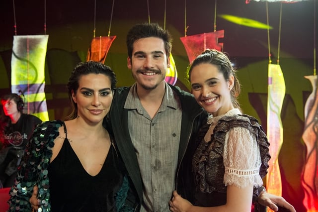 Betina (Cleo), Samuca (Nicolas Prates) e Marocas (Juliana Paiva) na boate (Foto: Globo/Estevam Avellar)
