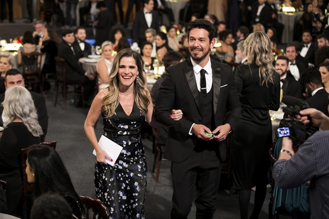 Ingrid Guimarães, que participa do primeiro capítulo de Espelho da Vida, e Alain (João Vicente de Castro) (Foto: Globo/João Miguel Júnior)