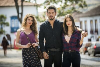 Isabel (Alinne Moraes), Alain (João Vicente de Castro) e Cris (Vitória Strada) em Espelho da Vida
(Foto: Globo/João Miguel Júnior)