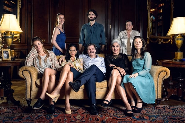Roger (Antonio Calloni) e sua família (Foto: Globo/Ramón Vasconcelos)