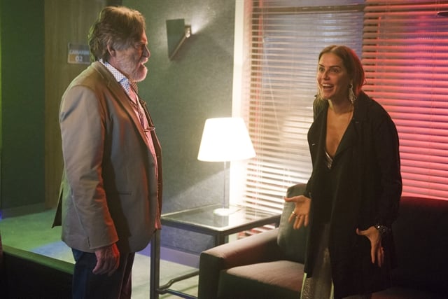 Karola (Deborah Secco) e Dodô (José de Abreu) em cena de Segundo Sol (Foto: Globo/Cesar Alves)