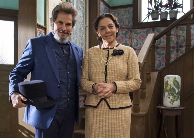 Dom Sabino (Edson Celulari) e Agustina (Rosi Campos) com roupas novas em O Tempo Não Para (Foto: Globo/Estevam Avellar)