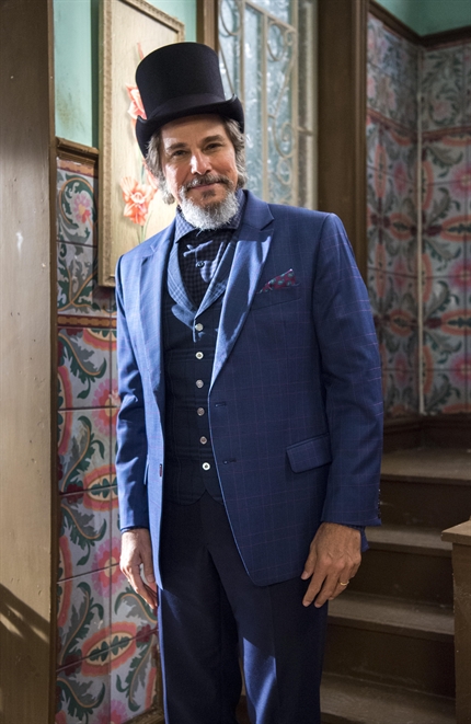 Dom Sabino (Edson Celulari) com roupas novas em O Tempo Não Para (Foto: Globo/Estevam Avellar)