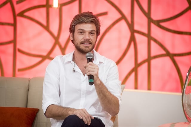 Beto Falcão (Emilio Dantas) no Encontro Fátima Bernardes em Segundo Sol (Foto: Globo/João Cotta)
