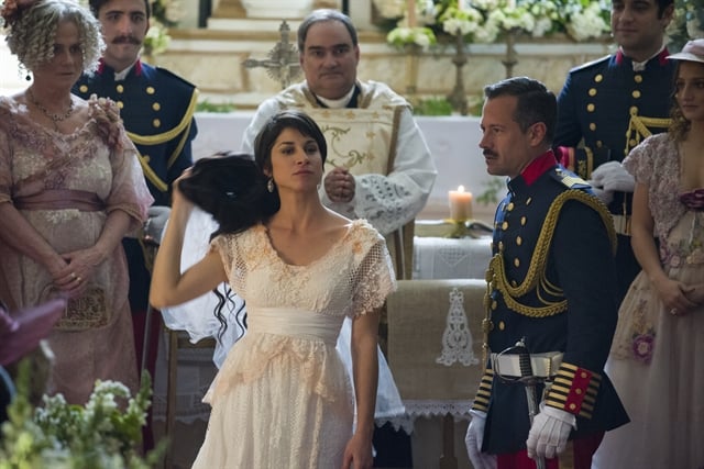 Mariana (Chandelly Braz) faz revelação durante casamento com Brandão (Malvino Salvador) (Foto: Globo/Cesar Alves)