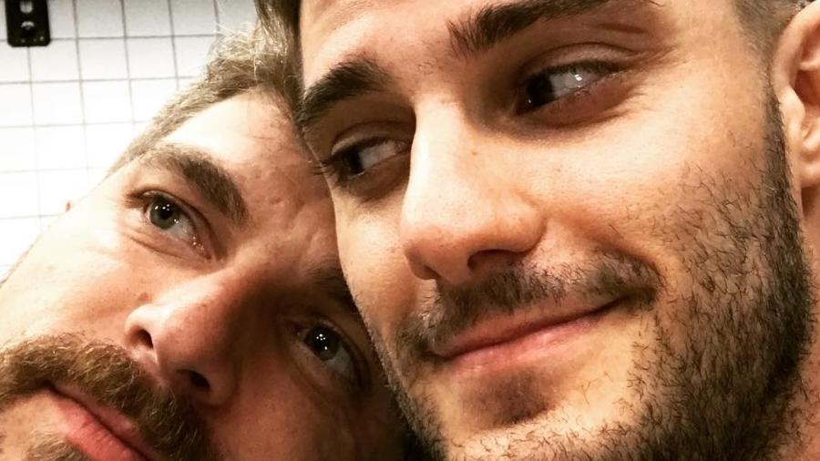 Hugo Bonemer com o namorado, Conrado (Imagem: Reprodução/Instagram)