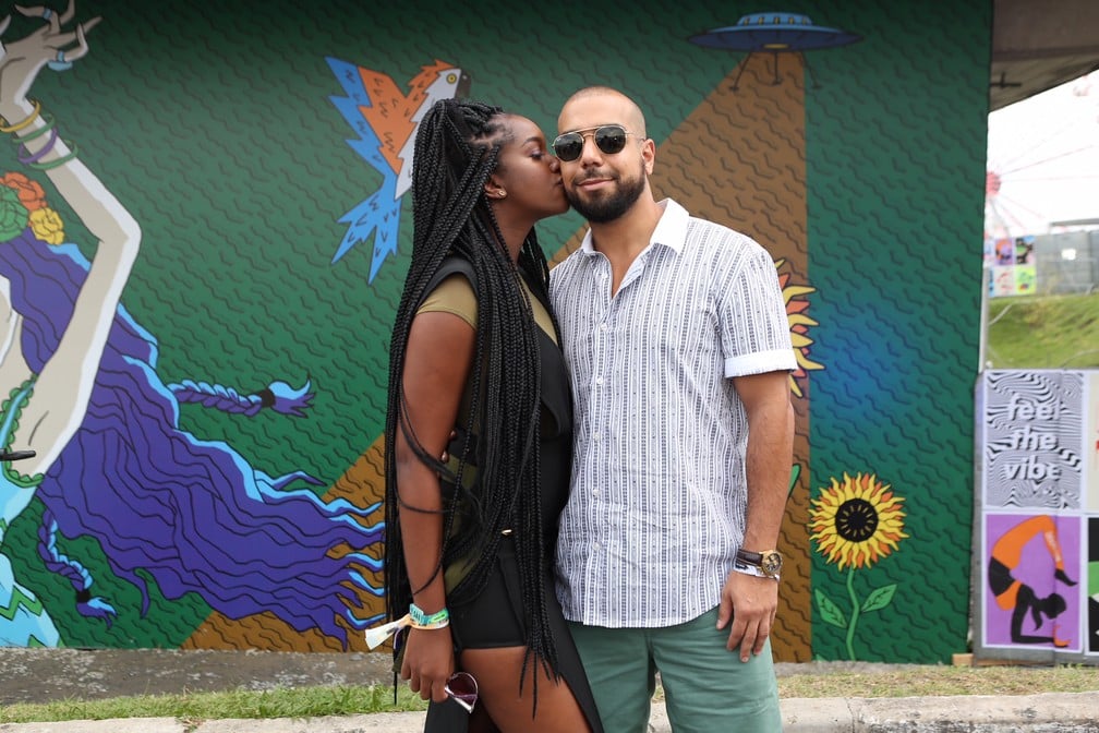 Iza beija o namorado, Sérgio Santos, no Lollapalooza 2018 (Foto: Celso Tavares)