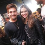 Nicolas Prattes e Juliana Paiva vão juntinhos ao show de filho de Adriana Esteves (Foto: DERICK ABREU / AgNews)