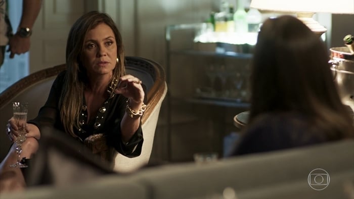 Laureta (Adriana Esteves) e Karola (Deborah Secco) em cena de Segundo Sol (Foto: Reprodução/Globo)