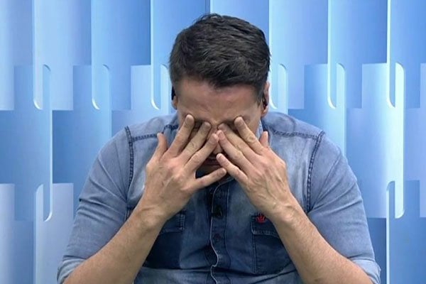 Leo se emociona com homanegem. (Foto: Reprodução)
